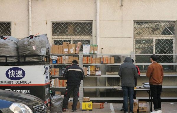 When sending international express, should you choose an international courier or a third-party international courier?(pic1)